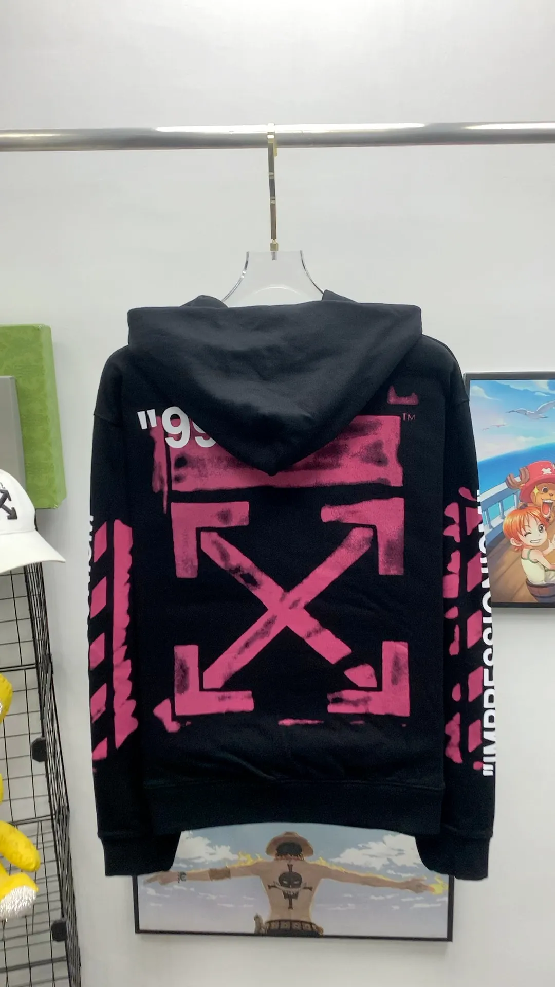 Real shot video on the back————The top tested version OFF-WHITE (OW) 99 pink oil graffiti for men and women couples pure cotton loose pullover hooded sweatshirt jacket zipper professional handmade dot printing, delicate and full, strong color layering, the printing is breathable and non-sticky! The gradient of the layers is clear, the texture and texture are visible, the fabric and printing are completely combined, and the frosted feel is delicate. The fabric is made of 460g fish scale terry cotton fabric, which has a full drape. Customized zipper pull with OFFWHITE metal engraving on it and a concave feel. This is a must-see for identification. The hat rope pendant clock has metal engravings. This is a detail that is easily overlooked.  Like Monet's oil paintings, it has always occupied the top sales list on major domestic and foreign platforms, and offline stores can also be said to be often out of stock.  Couple matching, personalized and trendy! The style is elegant and classic, versatile for daily use. Couple style 👫 Can be worn by both men and women P: 390